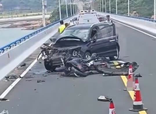 温州一摩托在大桥上与汽车相撞，19岁男骑手坠海，当地：骑手已不幸身亡
极目新闻
