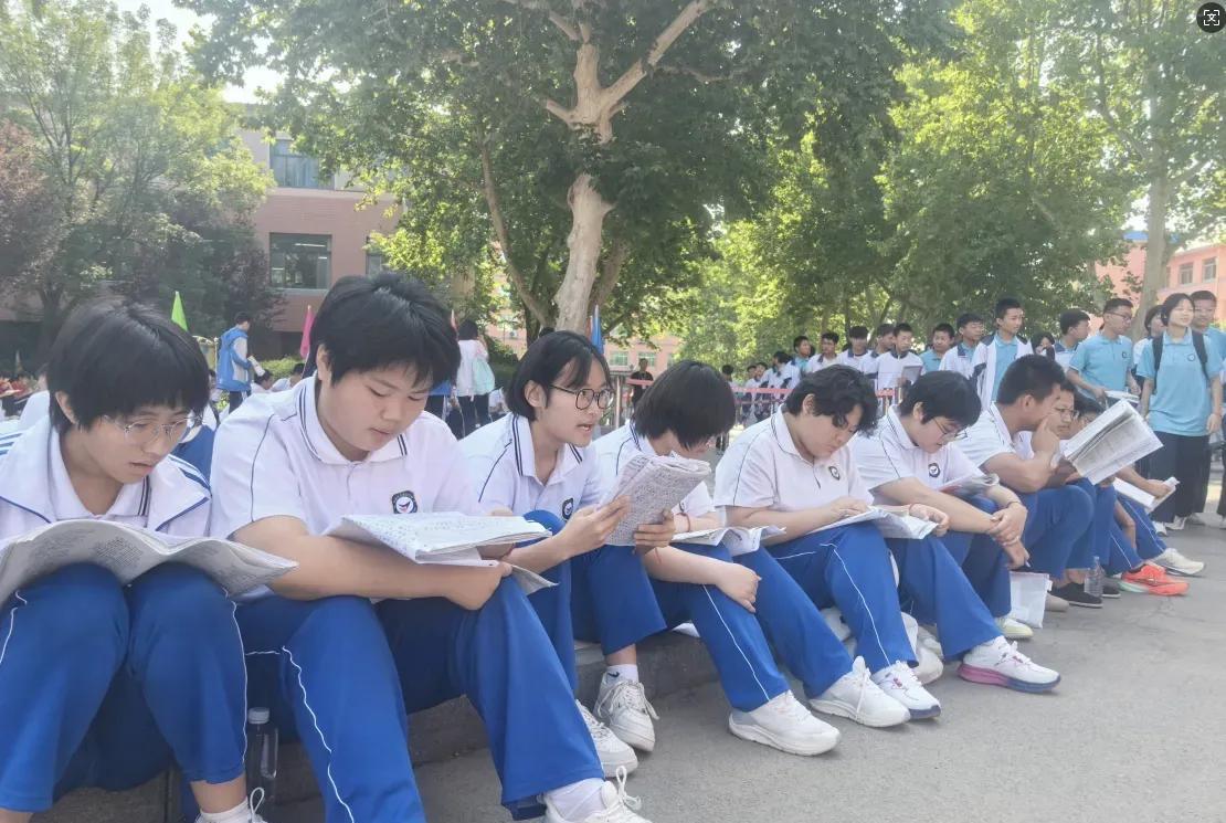 2025年中考顺利开启了，看到各个学校发的公众号，不由得思绪万千。
那些年干初三