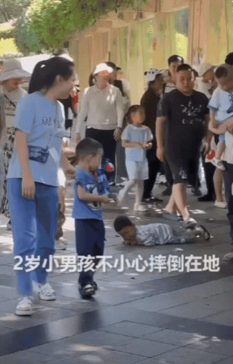 这2岁男孩火到人民日报了！重庆，2岁小男孩不慎摔倒在地，哇哇大哭！可妈妈看到后，