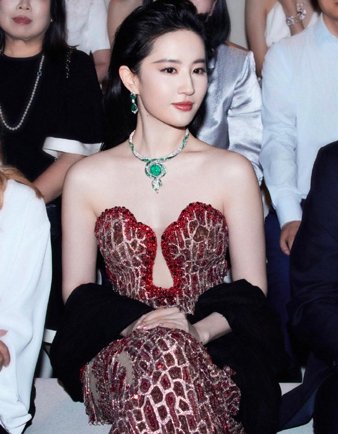刘亦菲为什么不结婚？不是因为没人馋她的身子，而是因为她有一个很重要的问题，那就是