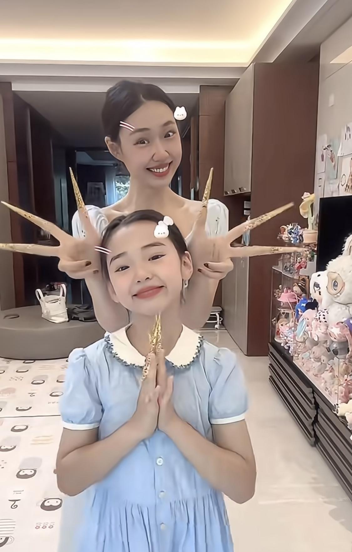 董璇女儿和管乐一直被网友说很像，一大一小同色系的裙子跳舞。真是太有灵气了。
管乐