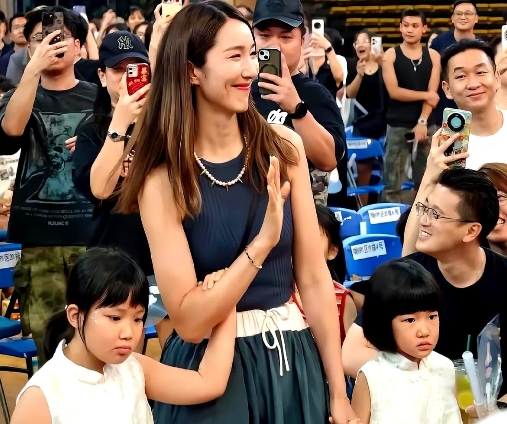 6月7日，王祖蓝在佛山开演唱会，他老婆李亚男带着女儿去捧场，满脸藏不住的开心。