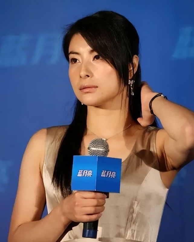 [中国赞]2008年，跳水冠军郭晶晶以2亿高价代言蓝月亮，谁知初期销量惨淡，公司