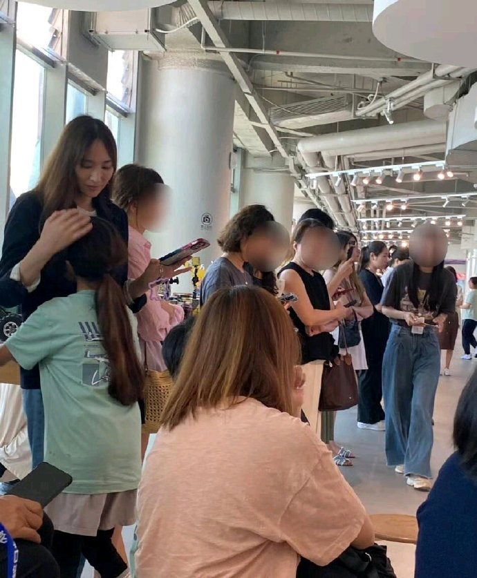 吴佩慈晒近照，胖了很多，不工作钱也花不完，一门心思在家带4娃 ​​​