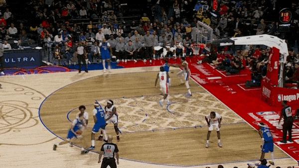 弗拉格手递手接球，借挡拆急停中距离投篮命中