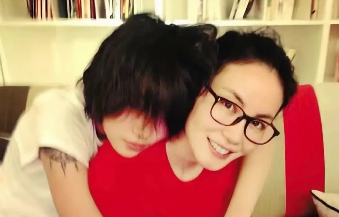 娱乐圈里最飒的天后王菲，养娃路子也够野！大闺女窦靖童14岁要退学搞音乐，王菲眼皮