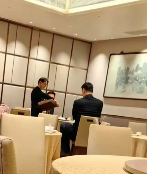 姚明香港富豪食堂用餐！25日有网友分享自己在香港“家全七福”偶遇到了姚明，据悉“