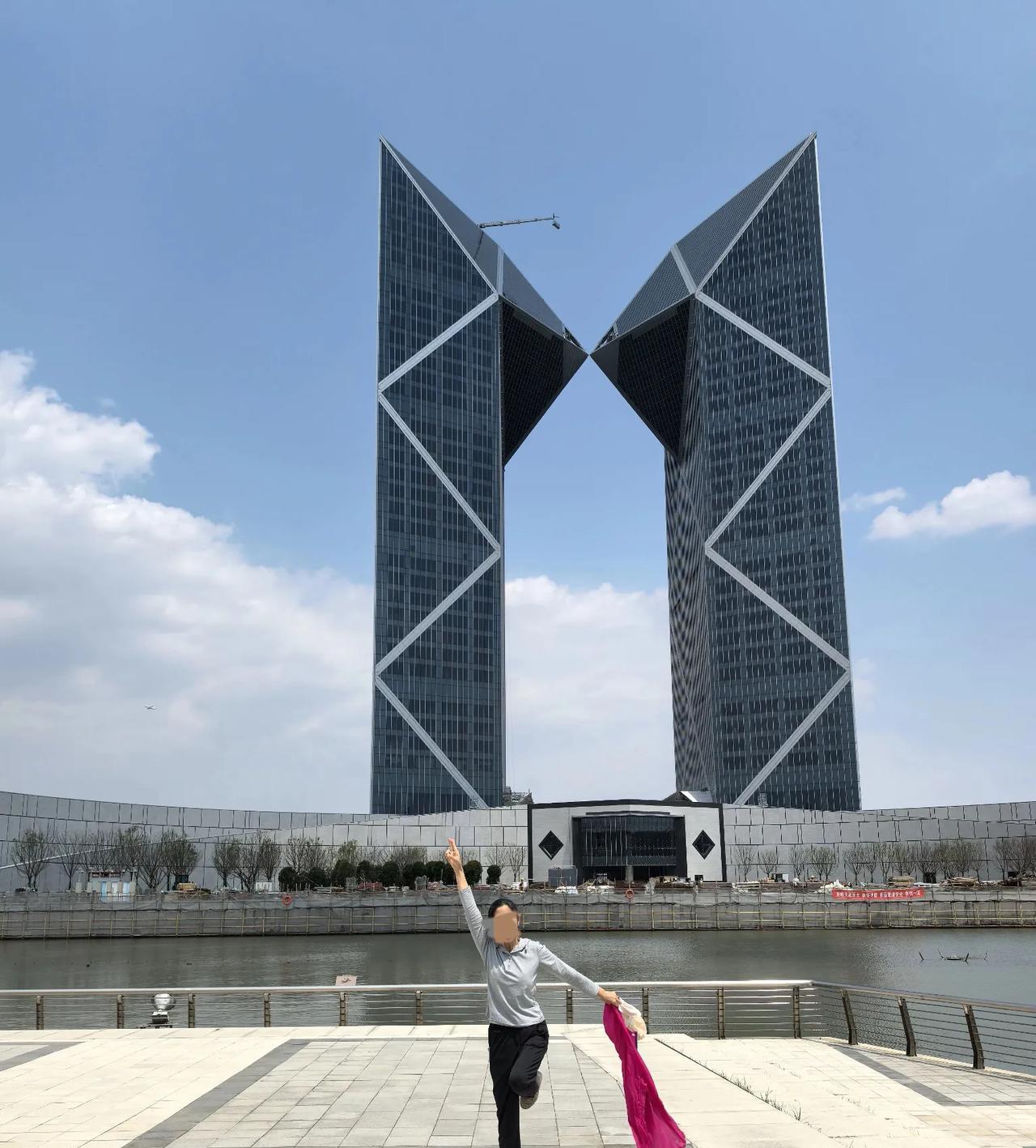 上海临港，发展潜力大么？可以买房吗？
A——临港发展会跑赢大盘，长期持有。
B—