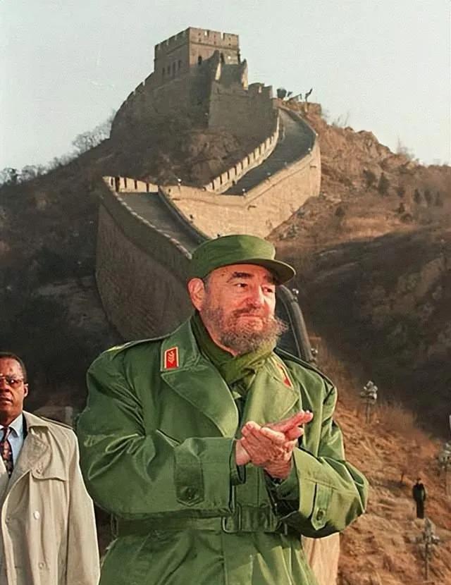 2005年12月：菲德尔·卡斯特罗在八达岭长城，他是劳尔卡斯特罗的弟弟。