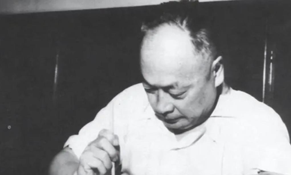 1949年，上海市长陈毅面前放着一份我军代表欧震霸占国民军官姨太太，诈骗其钱财的