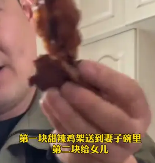好有爱的家庭！河北一位妻子为了庆祝和老公结婚13周年，精心准备了一份礼物，悄悄放
