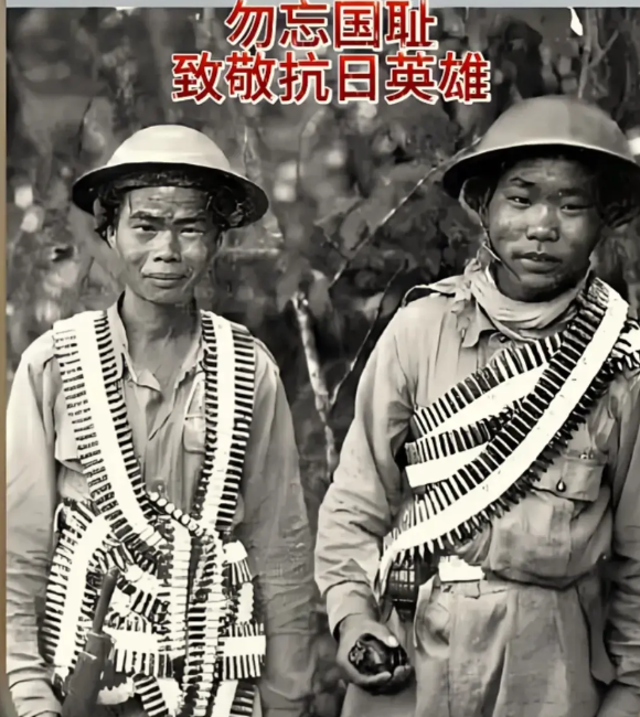 这是淞沪会战期间，两名戴着托尼帽的抗日勇士，尽管他俩在镜头前稚嫩的脸庞还略显青涩
