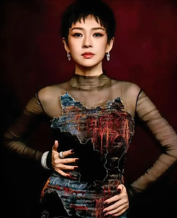 女子本弱，为母则刚。
离婚后章子怡短发造型，不仅仅是为了某电影的拍摄，更是对从前