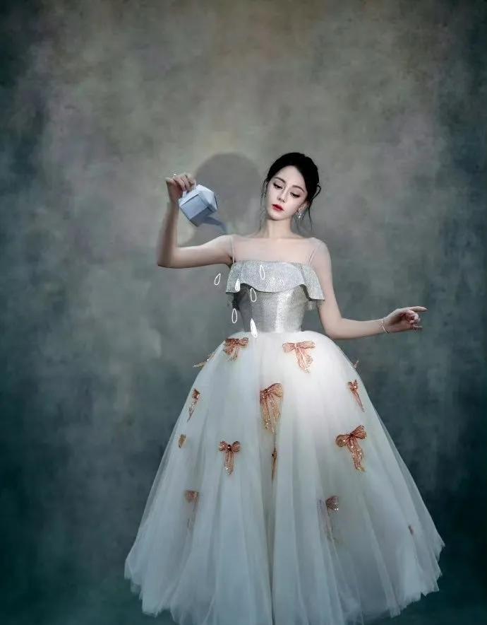 迪丽热巴油画蓬裙造型，美若仙子