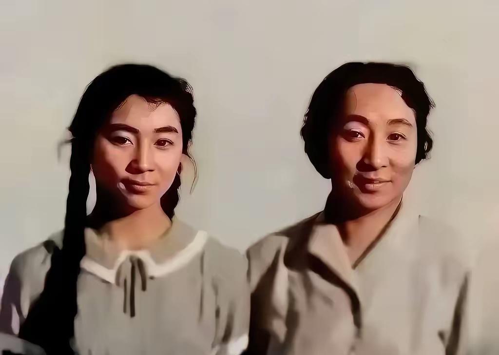 这是林豆豆和母亲叶群的真实样貌，都看看吧，这可不是演员扮演的。
林豆豆本名叫林立