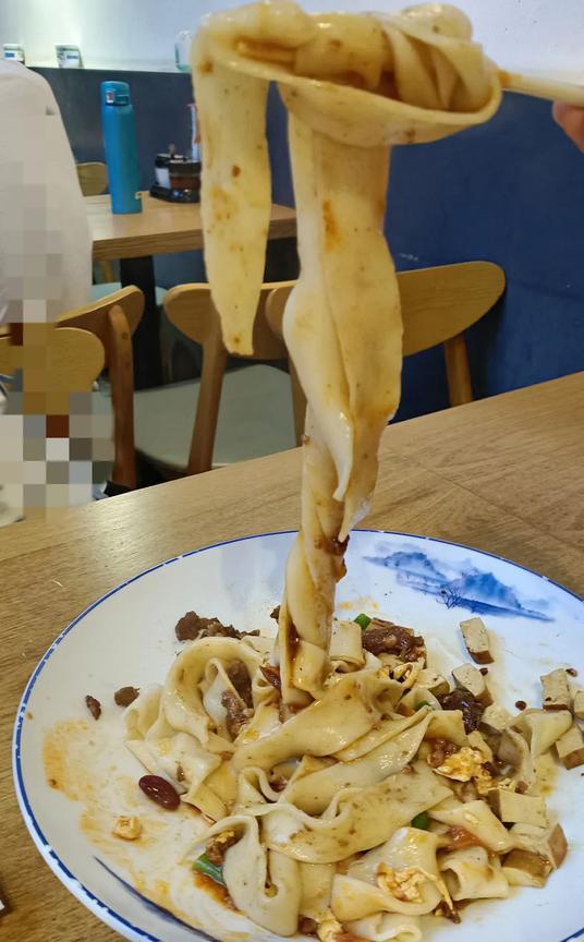 忙了一下午，晚饭后大亮问我想不想逛街，买点衣服啥的。
他知道我的消费水平，“万佳