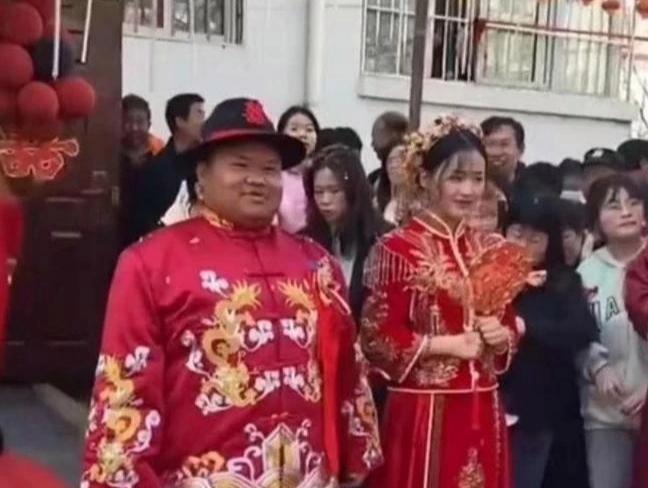真的想不明白，新娘看上新郎什么了？百思不得其解