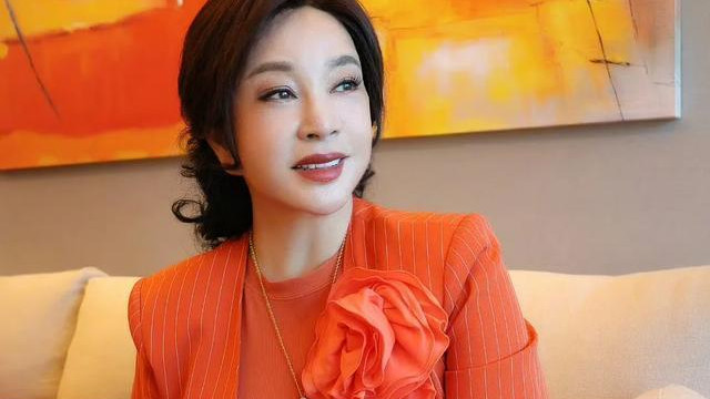 74岁刘晓庆美国考驾照