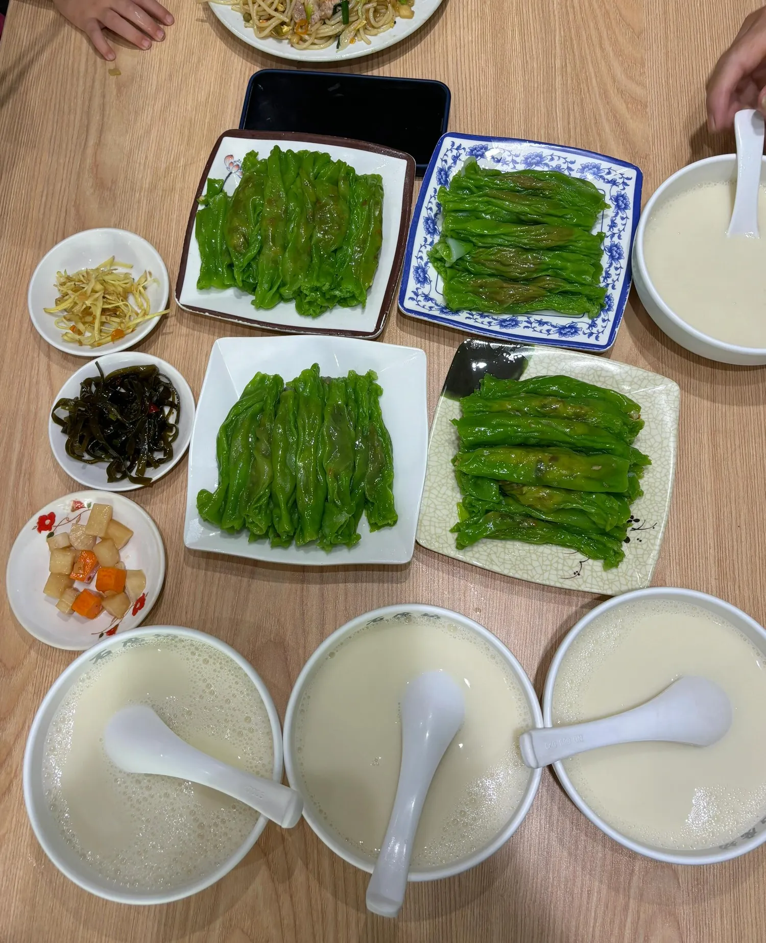 有没有江西人出来解释一下，这玩意儿到底叫什么名字？
第一眼还以为是绿色的肠粉呢！