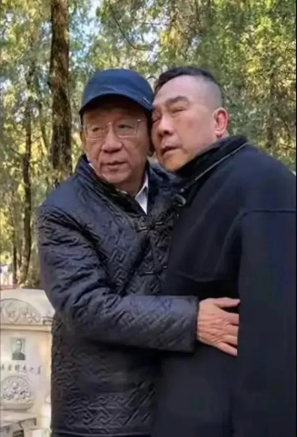 果然不出所料，侯杨反目的闹剧已开始上演！ 侯耀华腹背受敌，前有杨议的小助理、邦子