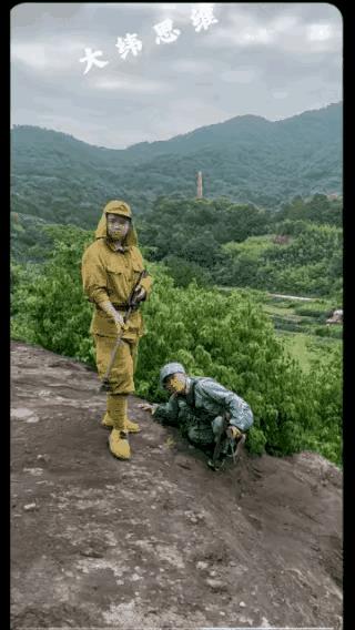 这导演的脑回路真是无敌了！
拍摄现场，大白天，一个扮演的日本鬼子正在山路上站岗放