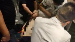 香港观塘的士失控撞入放假学校，61岁女司机受伤送医