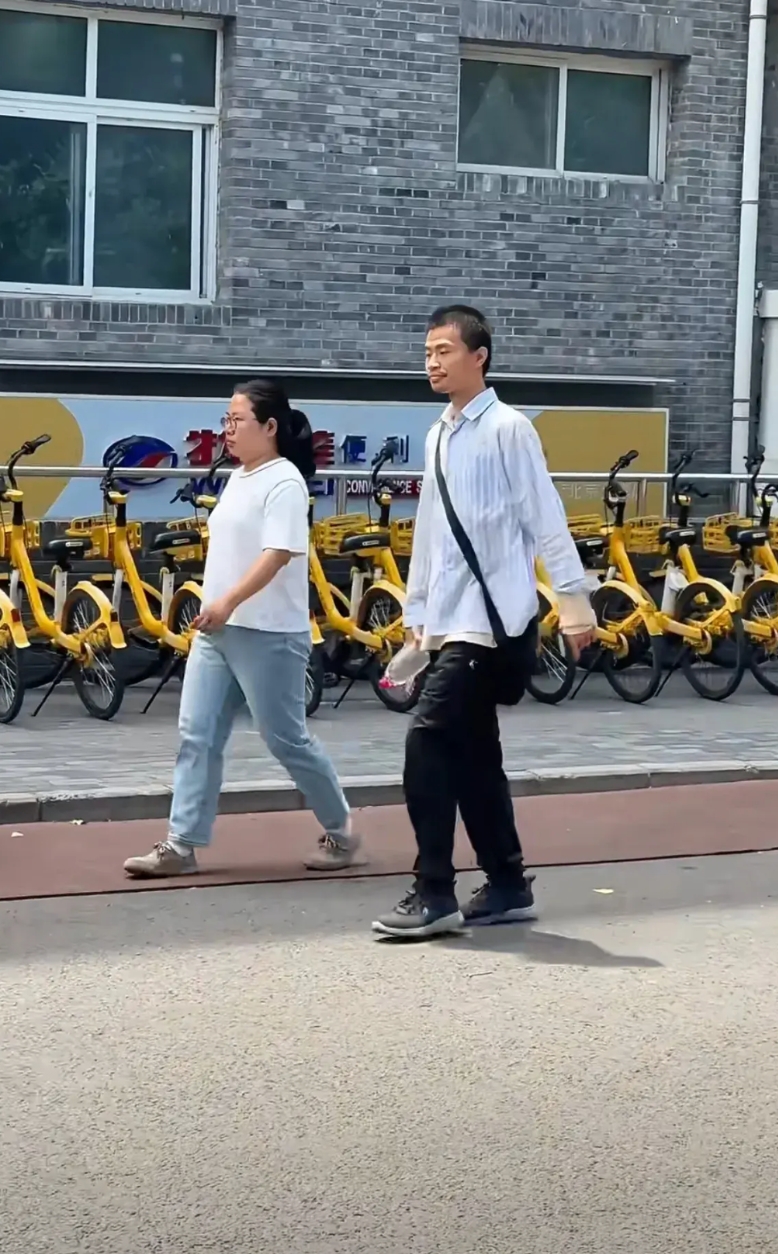 韦东奕变了！
最近有人在食堂偶遇韦东奕，与之前相比有很大的改变，食堂点菜的时候，