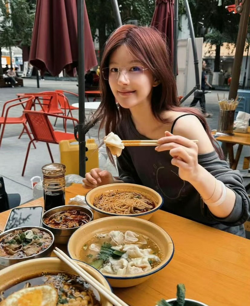每天照镜子时记得对自己笑一笑，你笑起来的样子真的很好看。生活再忙也要留点温柔给自