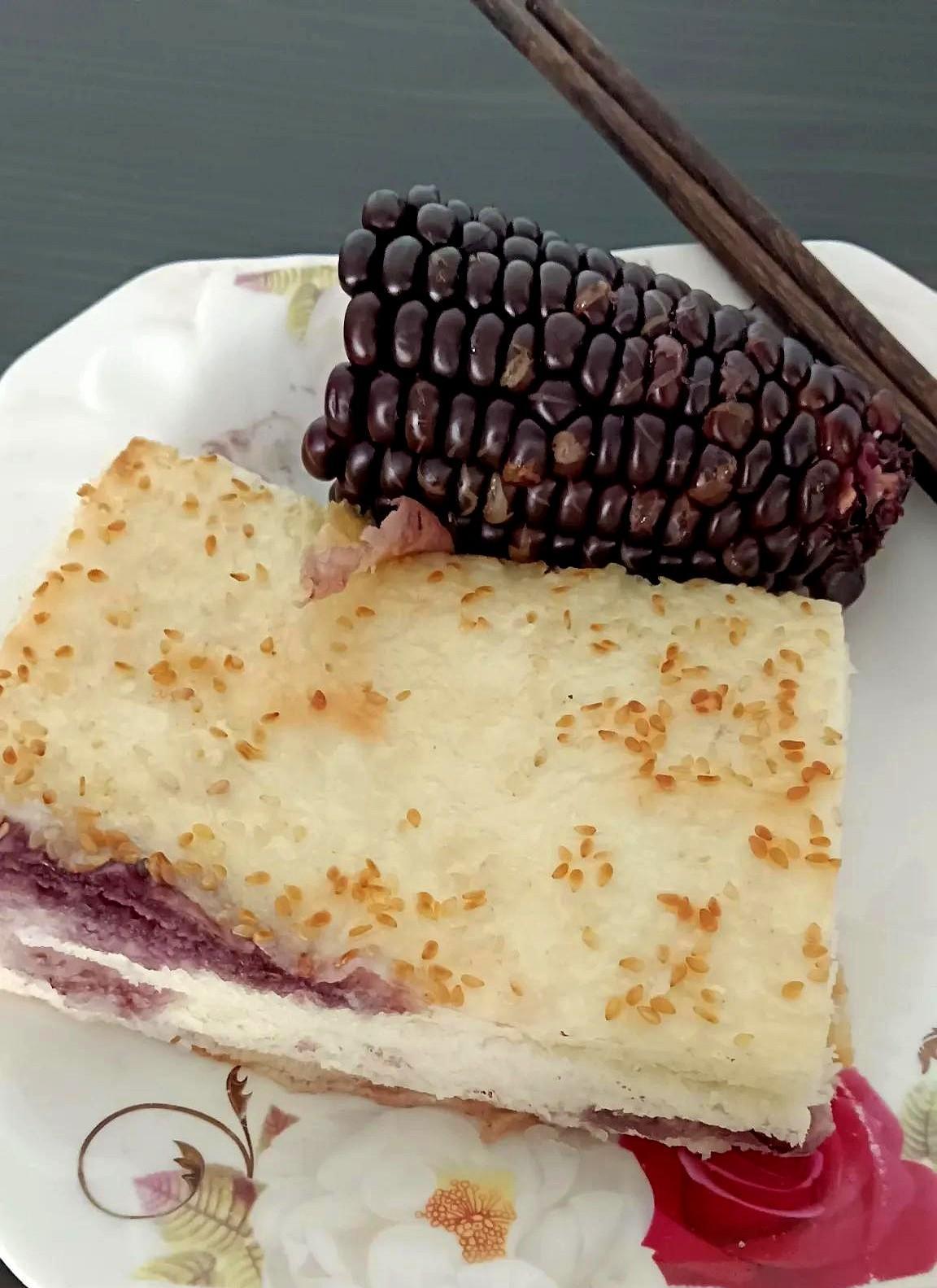 第1次买黑玉米吃，10块钱三根，是煮熟的，外面没有玉米皮，放在冰柜里，拿回家放到