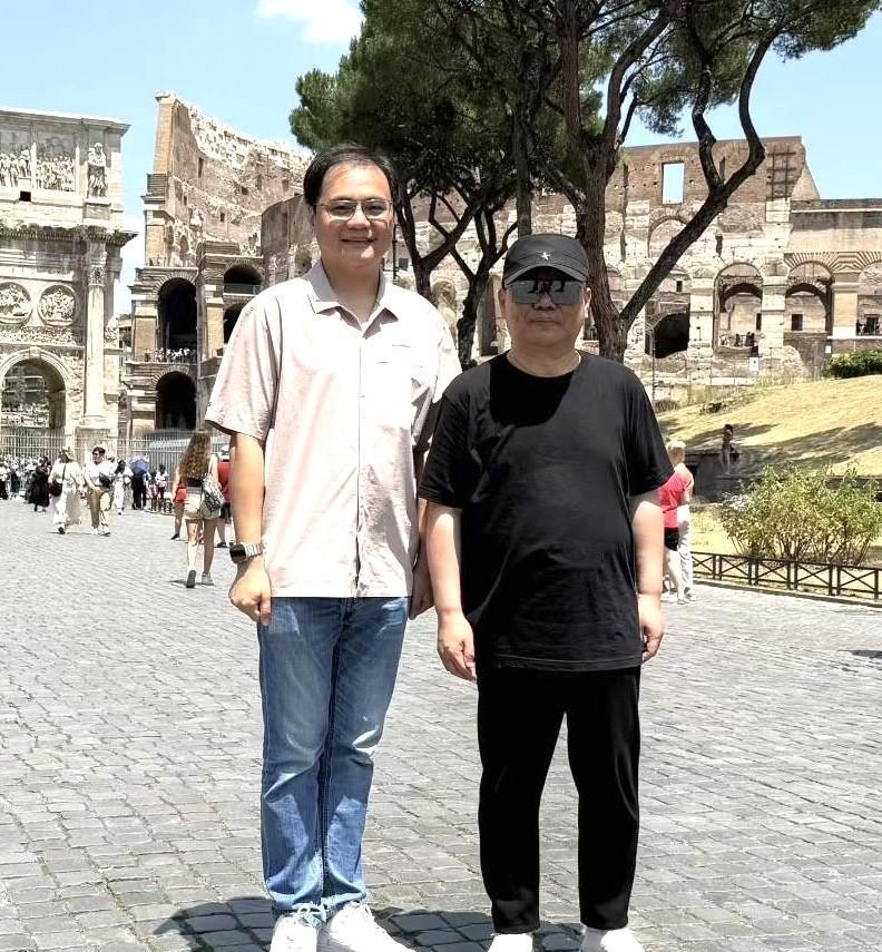 昨天，德云社的高峰在朋友圈里发了一张他跟班主郭德纲在罗马角斗场的合影。
看到这张