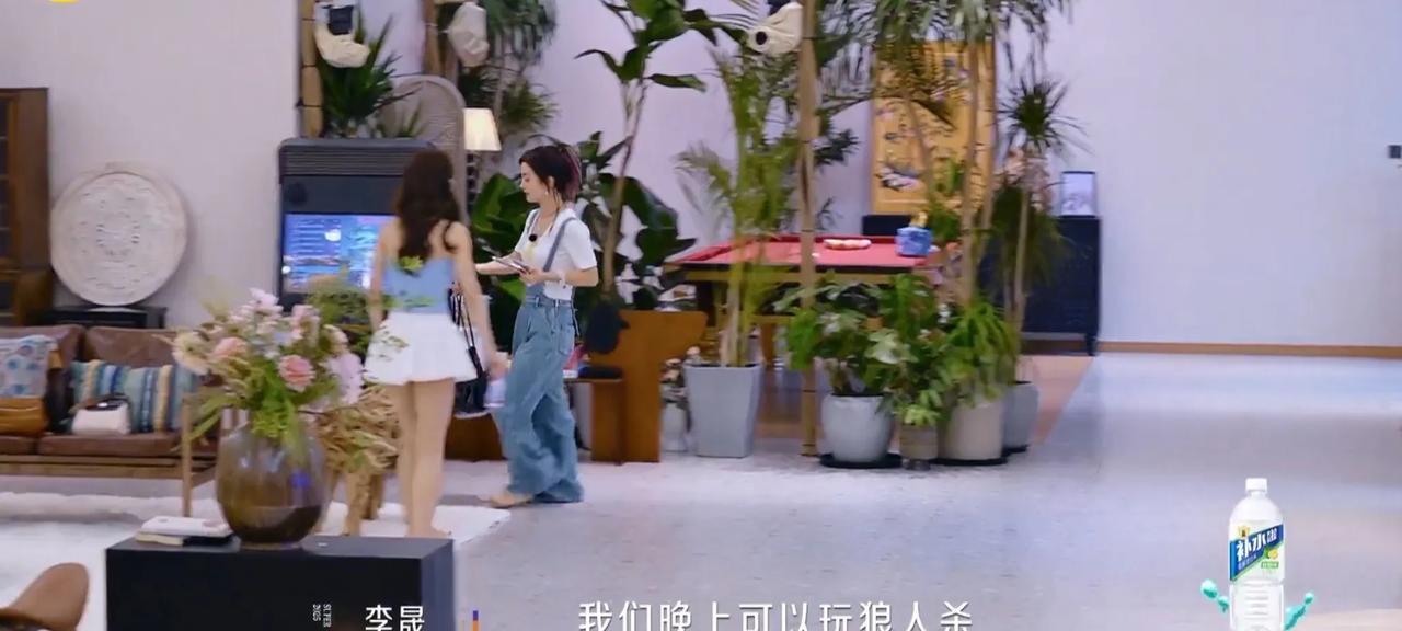 张小婉邀请李晟看恐怖片，
李晟摇头逃跑，
但是在吴宣仪这里迎来了转机，
她第一个