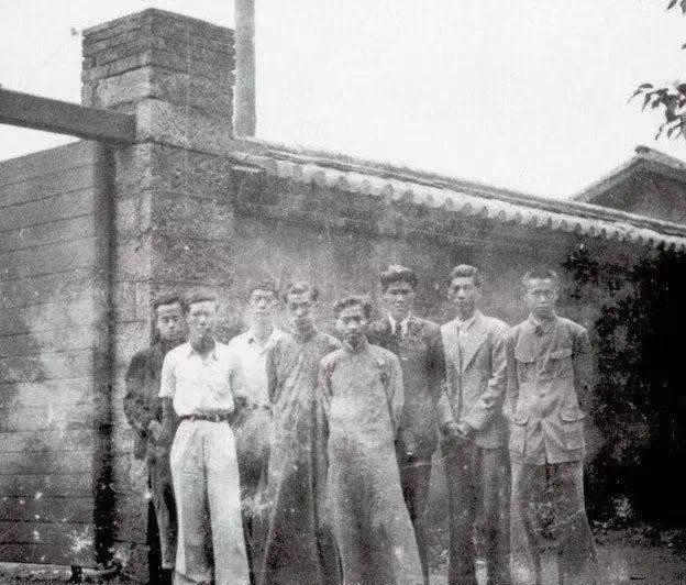 西南联大物理系1942级毕业生（部分）于校门前（1942年）留影。左起：郭耀松、