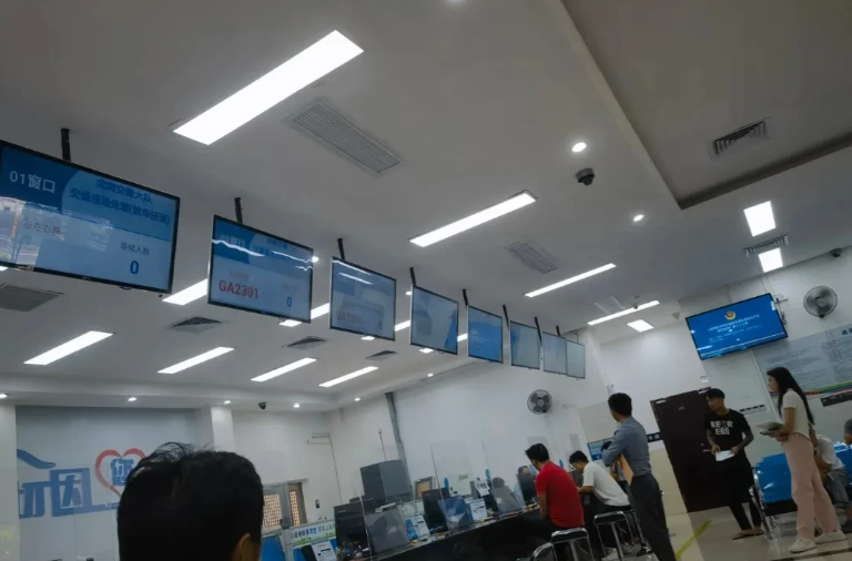 一女子去交警队处理违章！
交警查出一女子违章扣16分，询问女子“你开这辆车吗？”