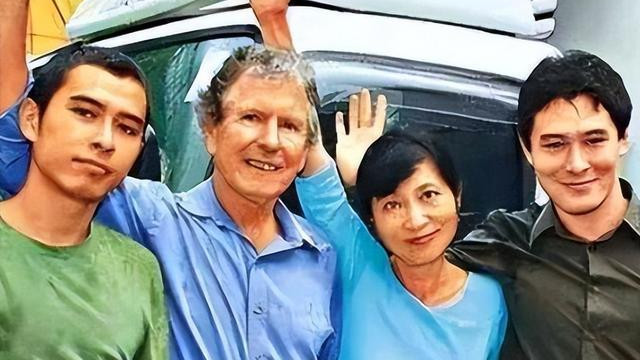 恶有恶报！拒唱国歌否认中国籍，俩儿子落户国外，她现状如何？