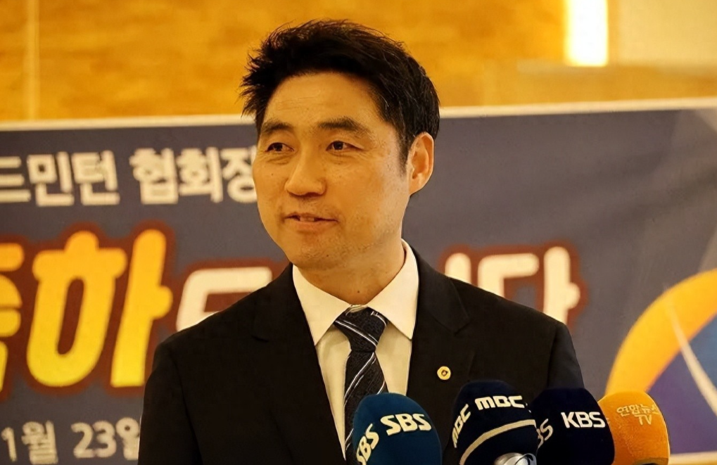 近日，韩国羽协会长金东文的一番表态，将世界羽联拟推行的15分制推上风口浪尖。这位