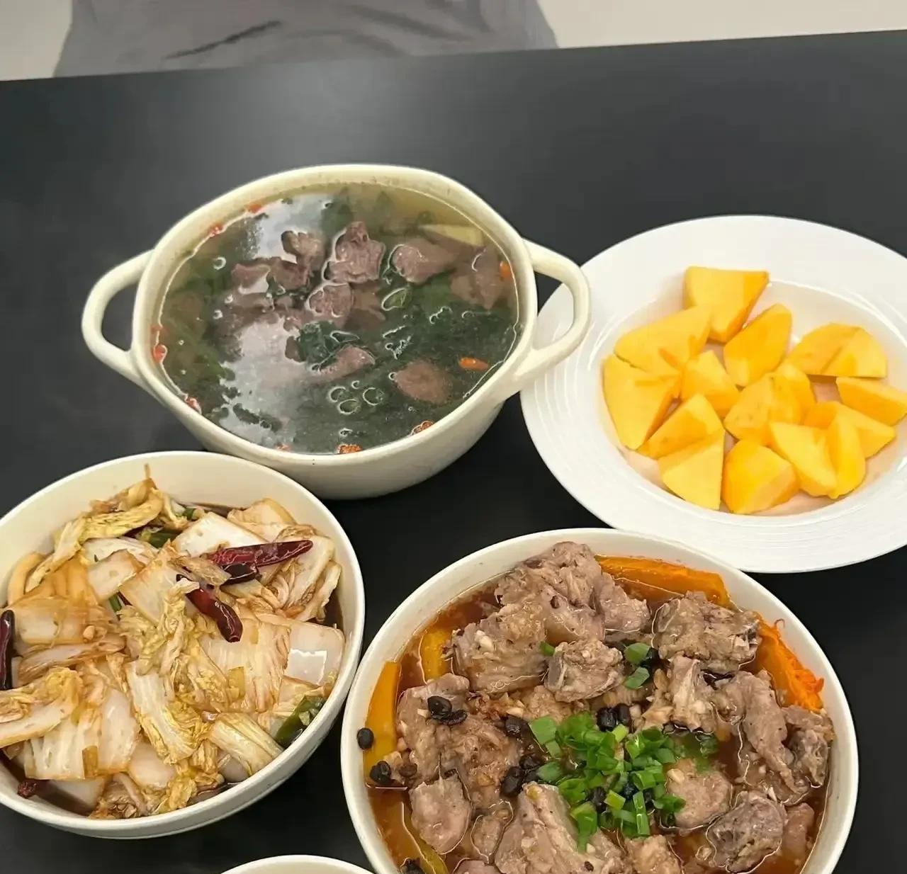我怀孕了，一个人，我老公在另外一个城市工作赚钱养我，我爸离我近，我叫他照应我一二