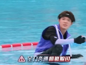 张泽禹这波“与猎同行”堪称教科书！卡着安全距离，观察地形找漏洞，最后一个灵活走位
