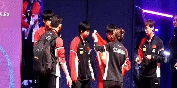 莎莎：大头，先把奖牌拿下来
大头：好的，听你的
结果网友的脑洞比现场还热闹！
有