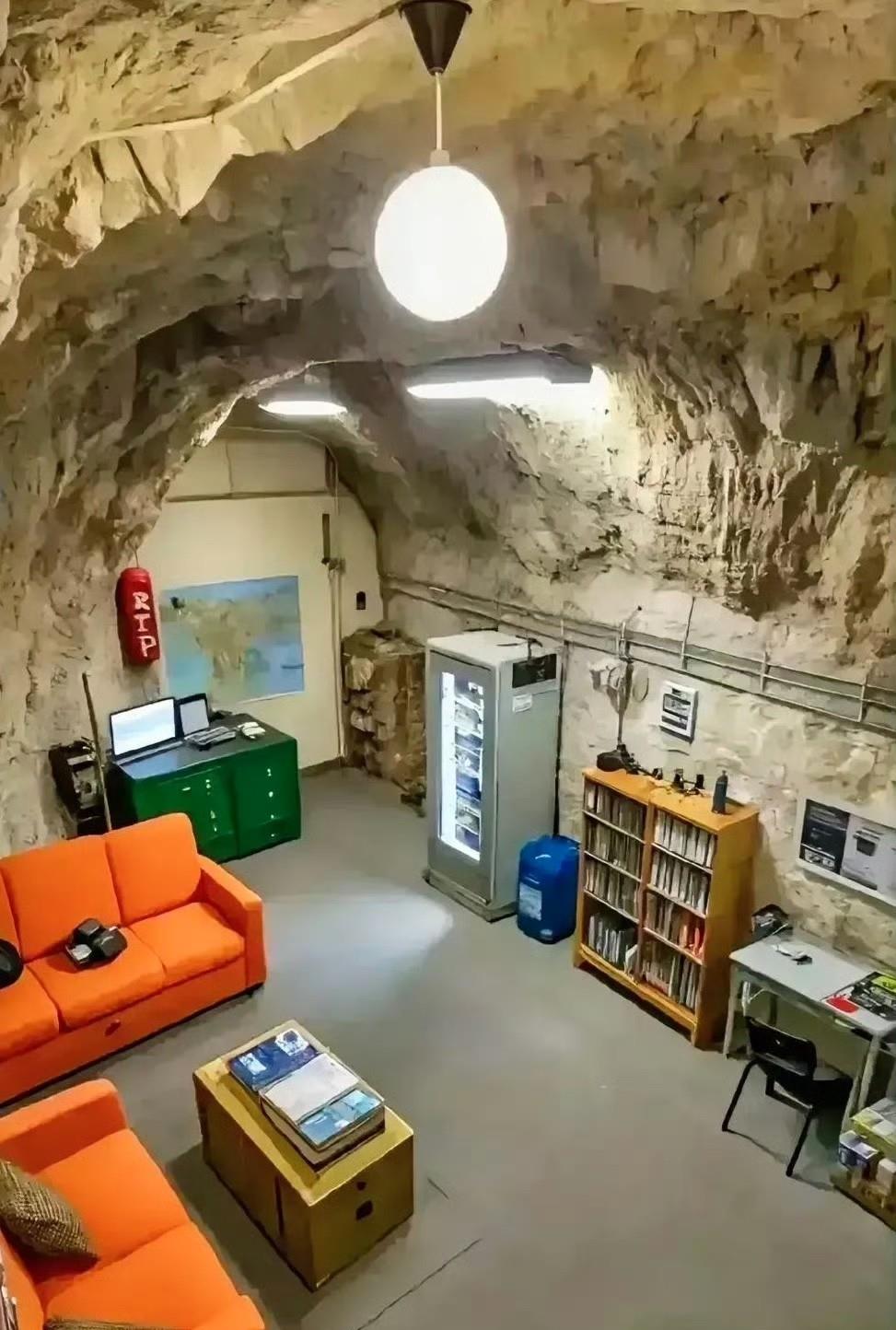 一年给你三十万
这房子你住不住