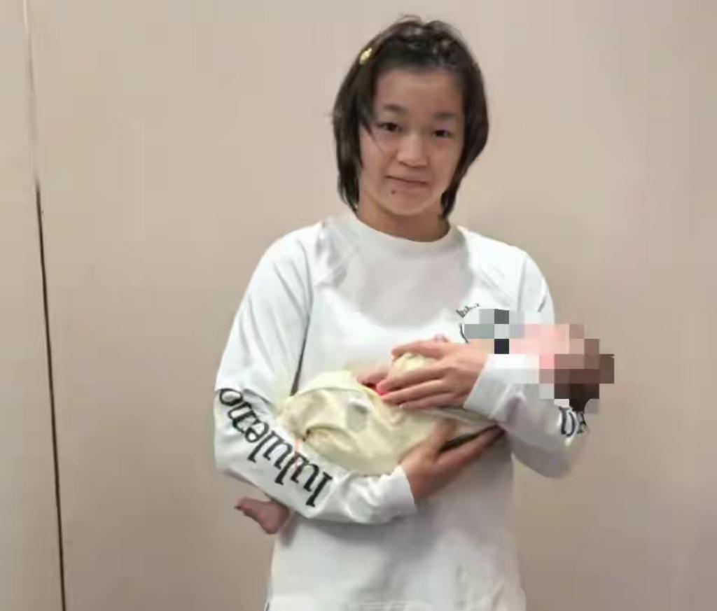 2025年7月28日，全红婵现身师兄彭健烽家庭满月家宴。她身着白色上衣，虽略显疲