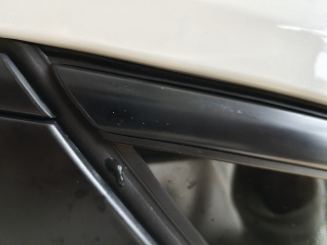 后三角窗胶条塌陷
兄弟们，这个胶条有点塌下去了，不影响后期使用吧，就怕后期漏水啥