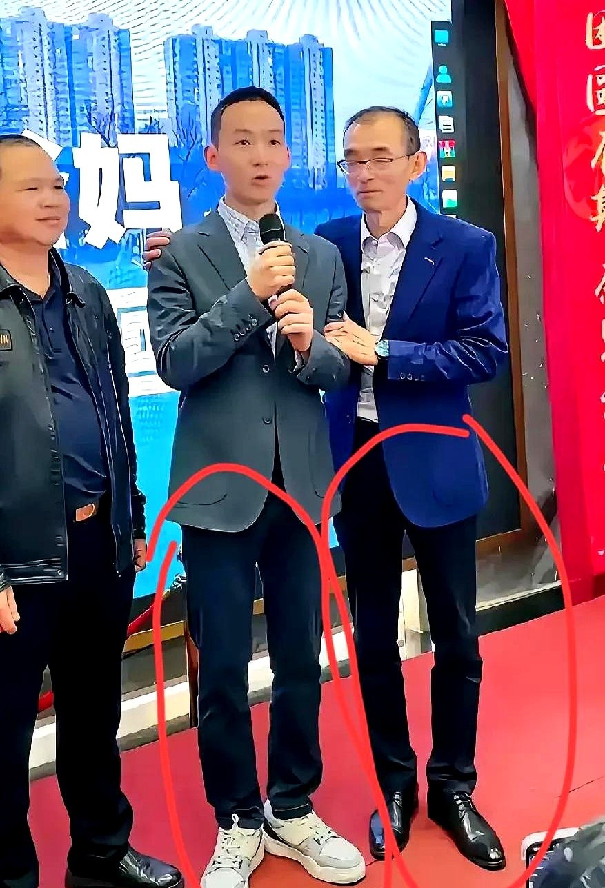 父子腿形站姿复制粘贴











这孩子是谁？亲生的吗？怎么长得一点都