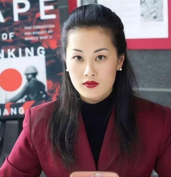 [太阳]1968年，她在美国出生，祖父曾经是抗日国军将领张铁军。 她，家庭优越，