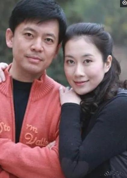 那天深夜，张光北倪大红来到何政军宿舍，正要推门，突然听到里面有女人的嬉笑声，两人