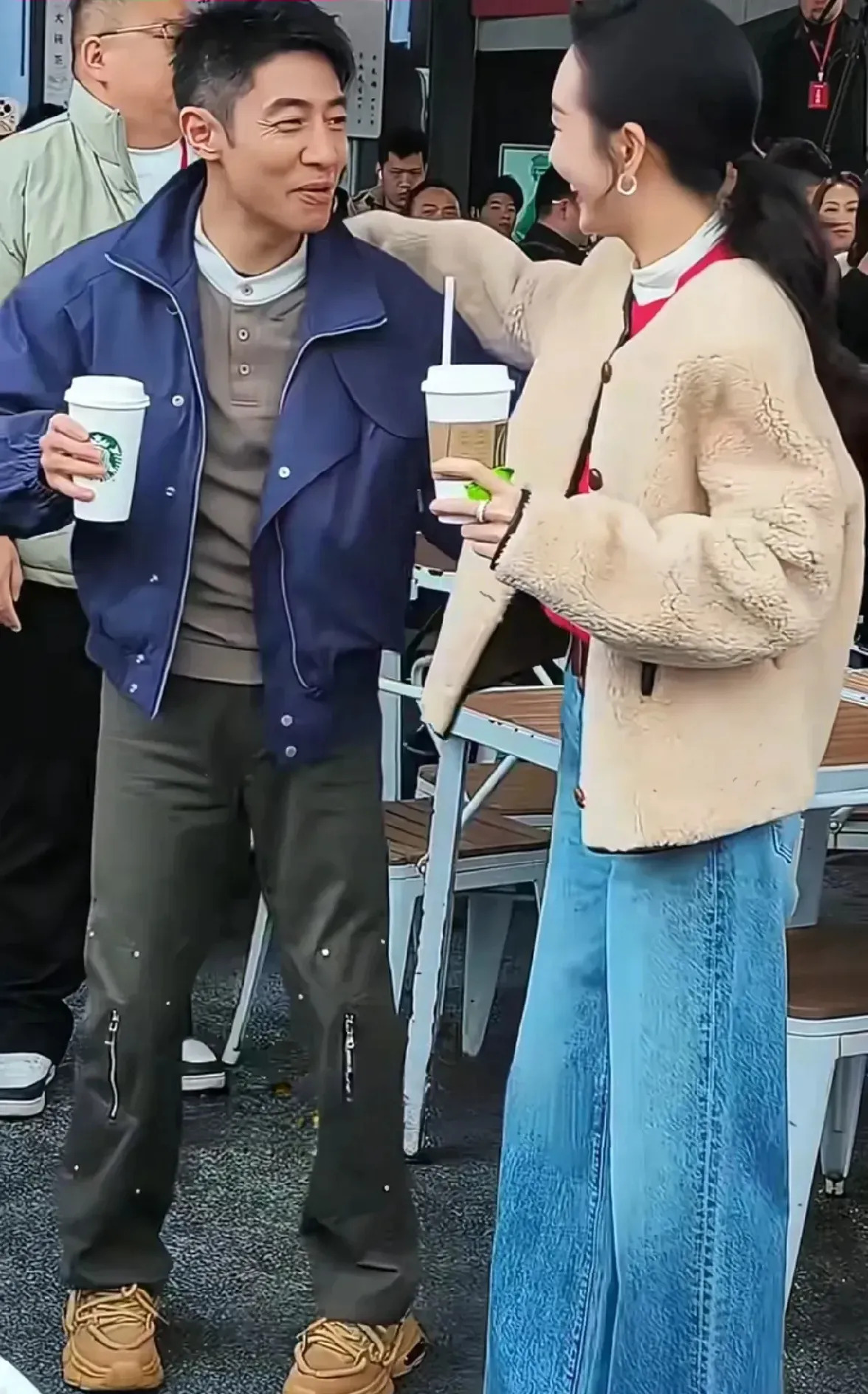 撒贝宁被王鸥吓成内八











撒贝宁喝可乐，王鸥突然一掌拍过去！撒