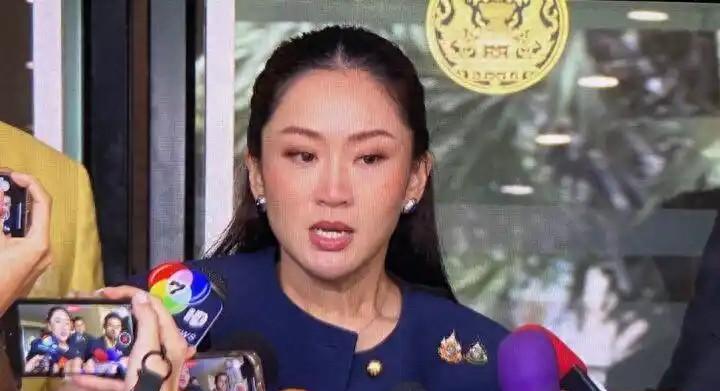 洪森这人能在长期内战中存活下来，在柬埔寨独自掌权几十年，还被国王册封为亲王，可以