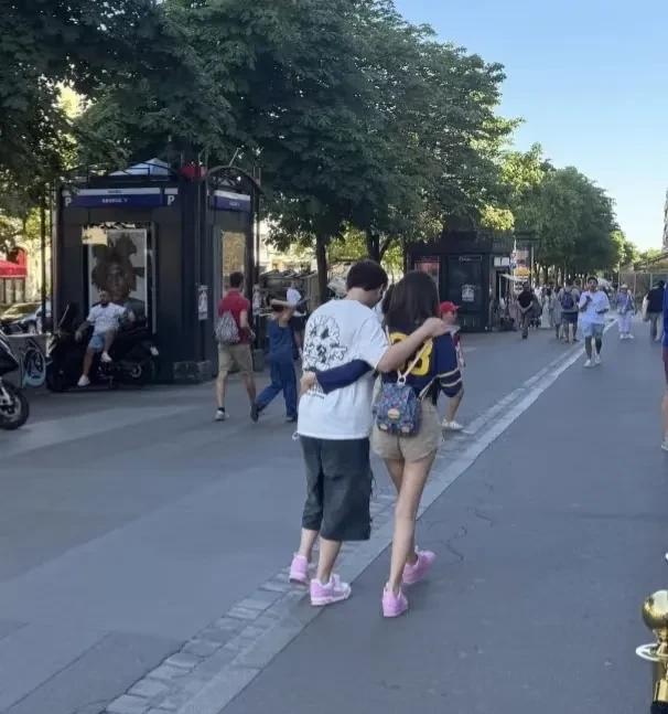 王思聪明每天吃喝玩乐，要不然就是泡美女，因此有网友说；王思聪就是废人一个，其实我