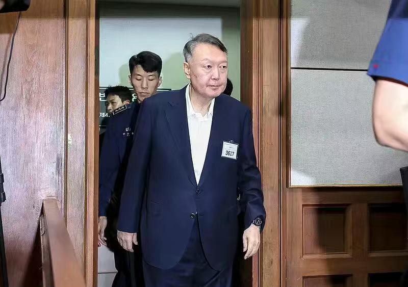 不出所料，尹锡悦和妻子金建希一样，否认所有指控。此前，金建希也是否认了所有的指控