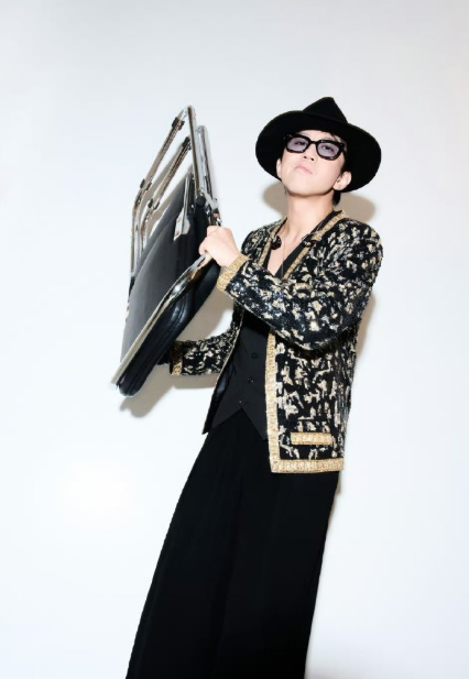 2025非正式跨年派对糖分超标!邓超在海南台上唱跳，孙俪在江苏电视前关心其膝盖，