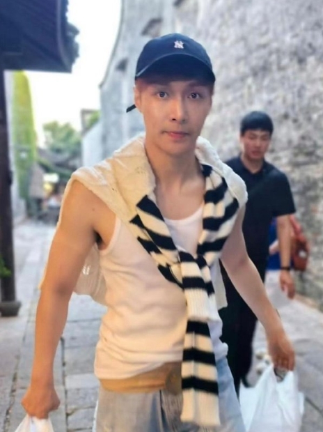 张艺兴在浙江乌镇逛街被偶遇，他穿着白色背心，看起来很瘦，皮肤非常白皙，很有少年感